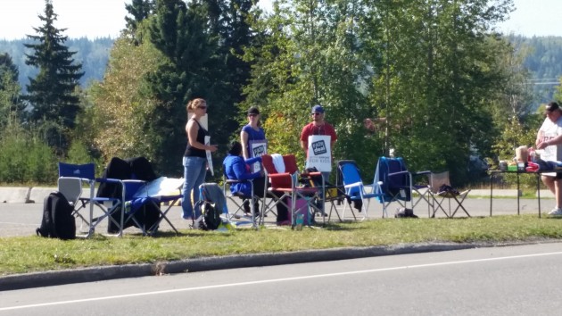 Teachers picket outside Spruceland Traditional Elementary - photo 250 News