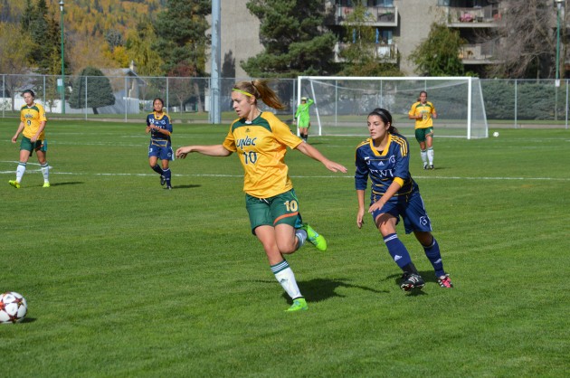 Sidney Roy leads Timberwovles' break up the field. Photos 250News