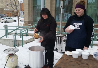 Stefanie Caplette & daughter Skyla serve up free chili - photo 250 News