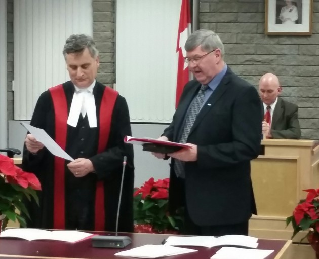 Judge Michael Gray administers oath of office to Tony Cable - photo 250 News