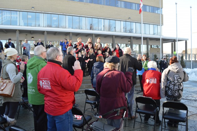 Attendees reaffirm their oath of Canadian citizenship