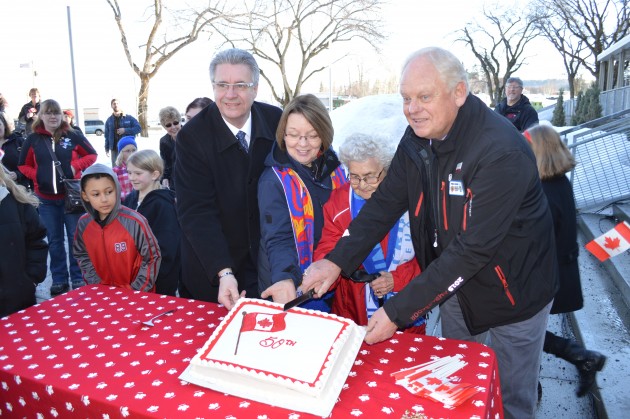 (l-r) Mayor Lyn Hall, Shirley Bond, Elder Mary Gouchie and Dick Harris cut the cake