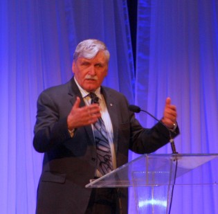 BobEwertMemorial_Dallaireclose