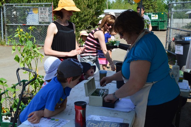 Sebastian, Lillianna (white hat), mom Nicole Botten and James pay the piper, Terri, at REAPS plant sale. Photo 250News