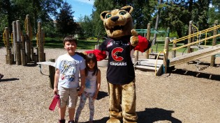 Rowdy Cat mingles with two young fans - photo 250 News