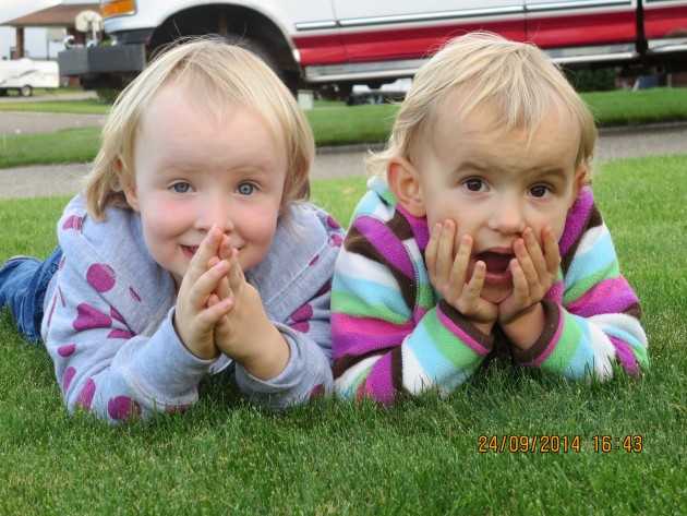 Twin sisters Mya (l) and Allison