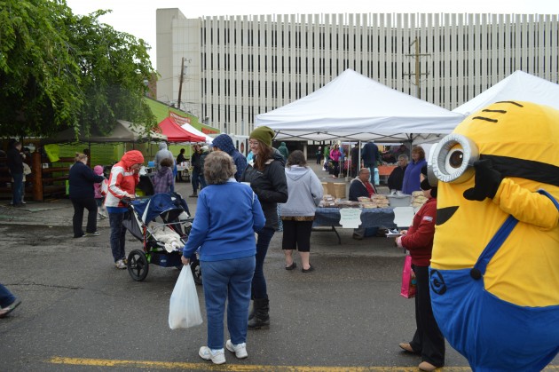 People who enjoy the Farmers' Market celebrate its 20th anniversary Saturday. Photo 250News