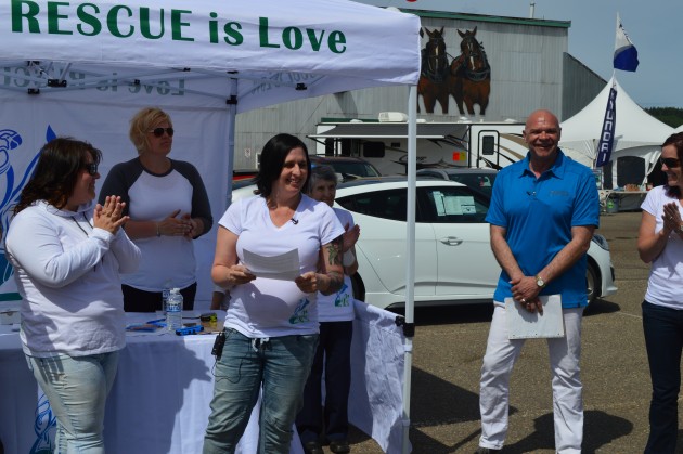 Society Executive Director Angela Lotze (centre) and Northland Hyundai GM Mario Kazulin at launch announcement. Photos 250News