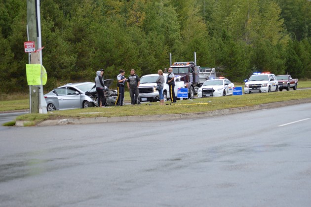 Police speak with witnesses to accident at 5th and Foothills. Photos 250 News