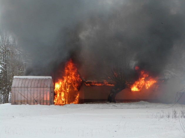 Fire rages in Salmon Valley mobile home Saturday morning. Photos 250News