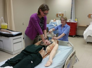 Senior lab instructors Heidi Dodenberg (left) and Gwen Keeler
