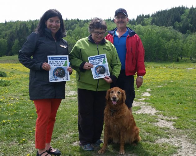 From left, community coordinator Robyn McConkey, Chris Hale, Lyle Hensrud and 'Willow' photo 250News