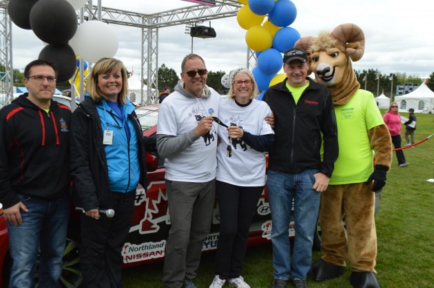 (l-r) Northland's Peter Sia, Aimee Cassie, Mark and Heather Blondin, Kyle Bachman of Northland and mascot.