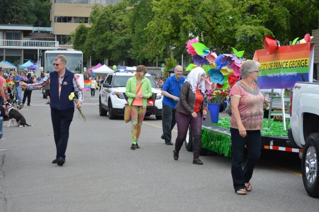 Members of city council handed flowers to the crowd