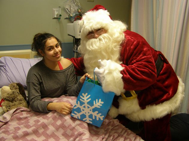 Santa Claus helps brighten 15-year-old Nadeen Alhaddad's day - photo 250News